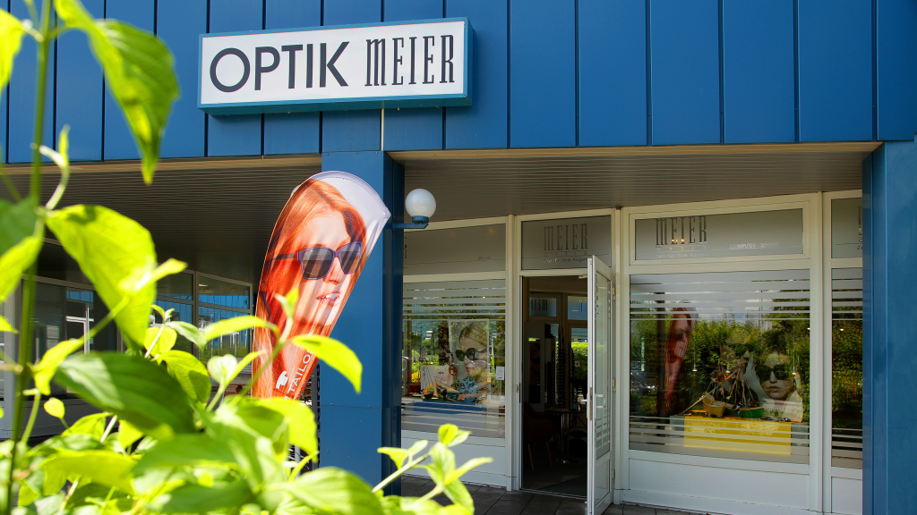 Fassungsauswahl im Geschäft Optik Meier